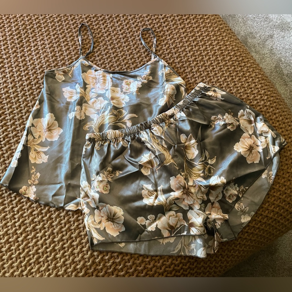NWOT‼️ Gray + Pink Floral PJ Set